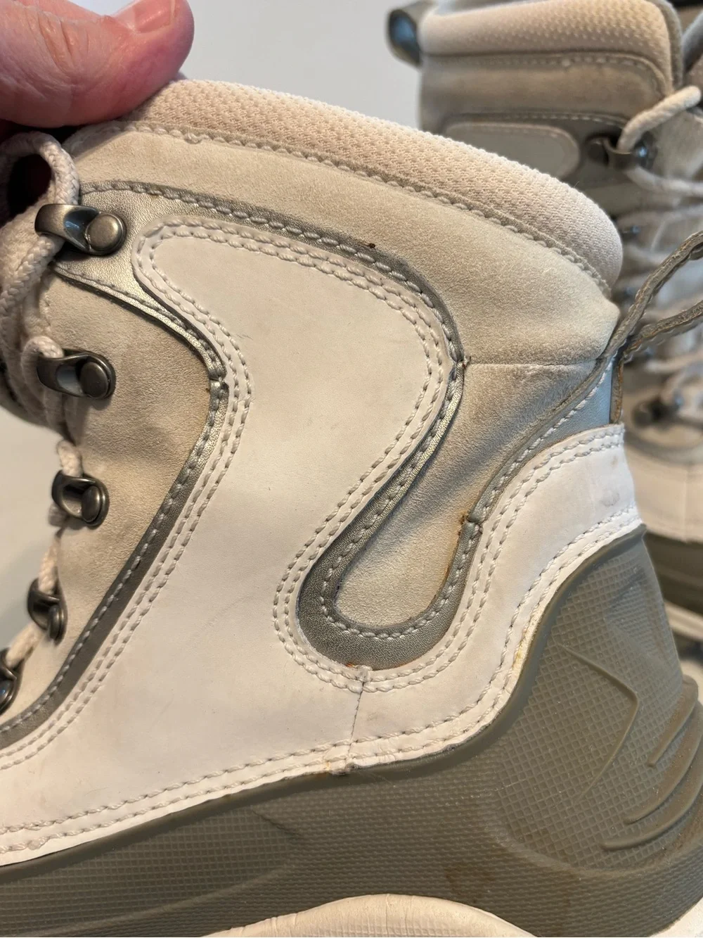 Columbia Winter Boots in Light Gray and White 6.5